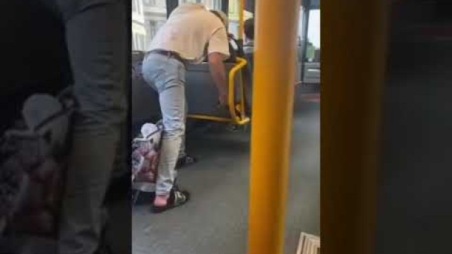 '#shorts pumpen im gym Muskeln im Bus Seilzug Fitness draußen alter mann'