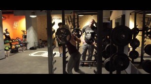 'High5 Gym | Johannes Luckas gibt Sophia Thiel Personal Training'