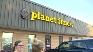 'Man does yoga naked in Planet Fitness'