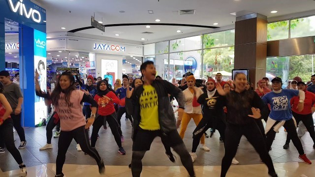 'ZUMBA® FITNESS FLASHMOB / LEVEL UP  / TODO EL MUNDO / LOVE'