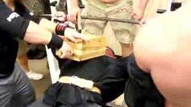 'Joey Smith 855# 4board Benchpress @ Gym 365 12/14/07'