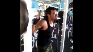 '180lbs.con fraces de mi istructor Senuel y camarografo Ariel, Zeus GYM'