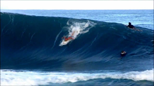 'Jamie O\'brien switchfoot double barrel at Pipe'