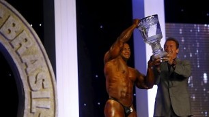 'Arnold Schwarzenegger presents trophy to Egyptian bodybuilder'